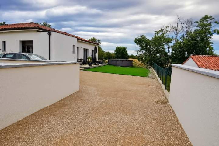 Pose de revêtement de sol extérieur, Auterive